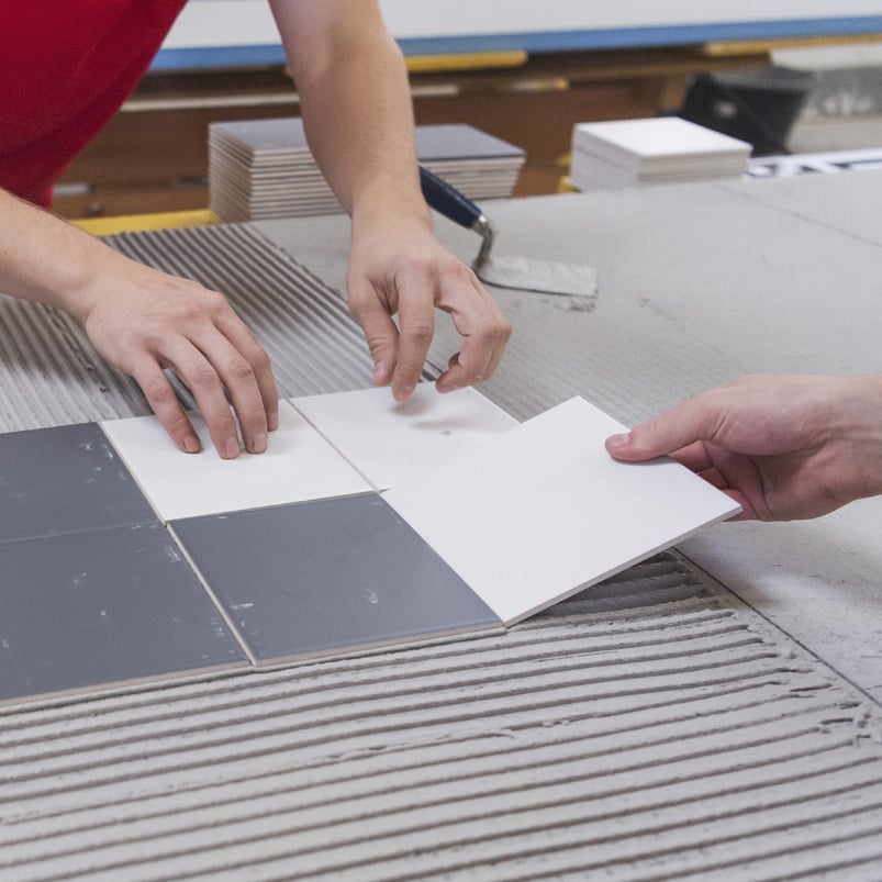 Im Team Fliesen legen